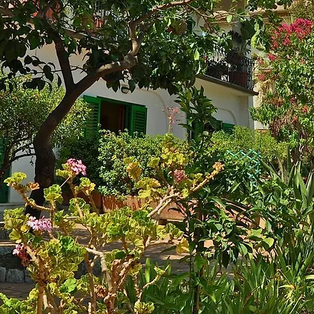 Seafront Garden House Daire Taormina